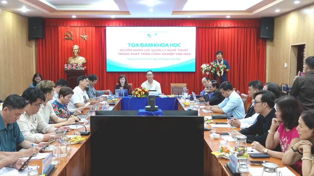 Tiến sĩ - NSƯT - đạo diễn Hoàng Duẩn báo cáo đề dẫn tọa đàm "Nguồn nhân lực quản lý nghệ thuật trong phát triển công nghiệp văn hóa". Ảnh: THÚY BÌNH 