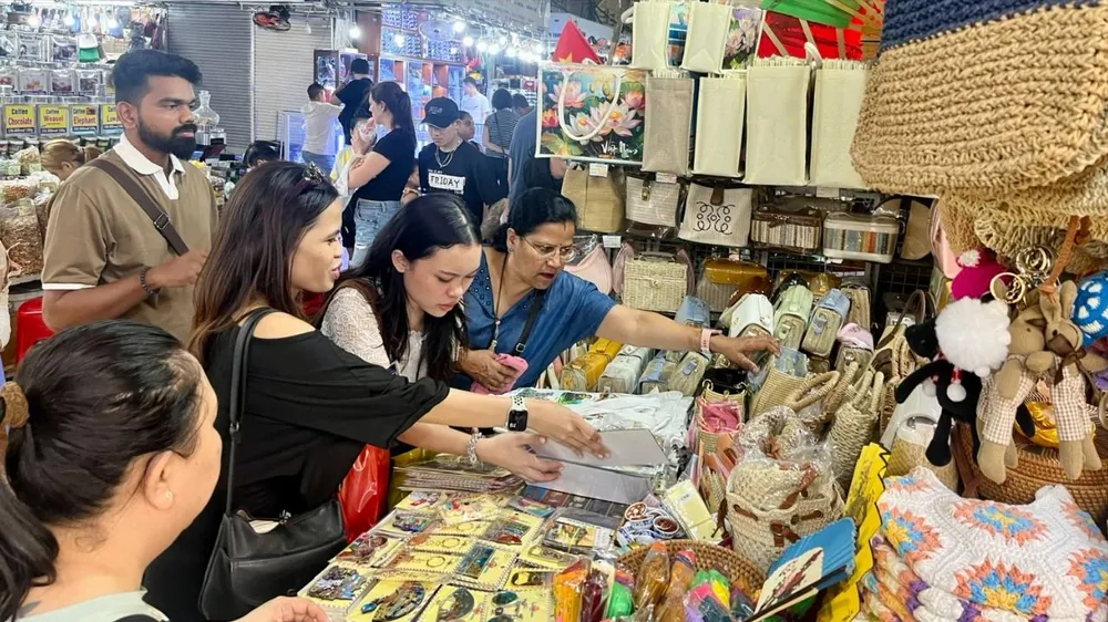 Du khách quốc tế chọn mua đồ lưu niệm tại chợ Bến Thành, TPHCM