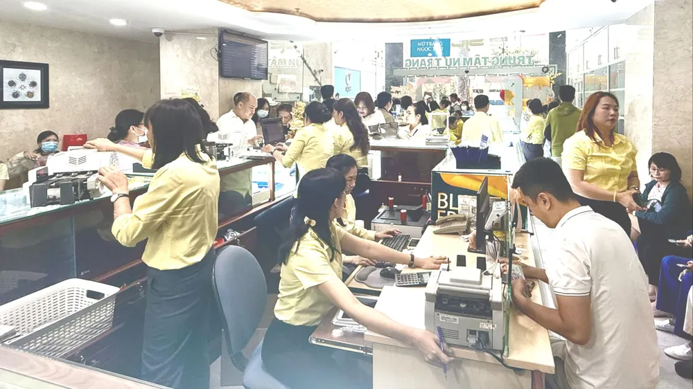 Sáng 11-6: Giá vàng giảm thêm 2,3 triệu đồng/lượng, SJC còn 136 triệu đồng/lượng
