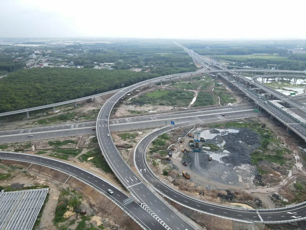 Nút giao Long Thành (TP Đồng Nai) kết nối đường cao tốc TPHCM - Long Thành với Biên Hòa - Vũng Tàu, đã được đưa vào sử dụng đồng bộ. Ảnh: XUÂN TRUNG