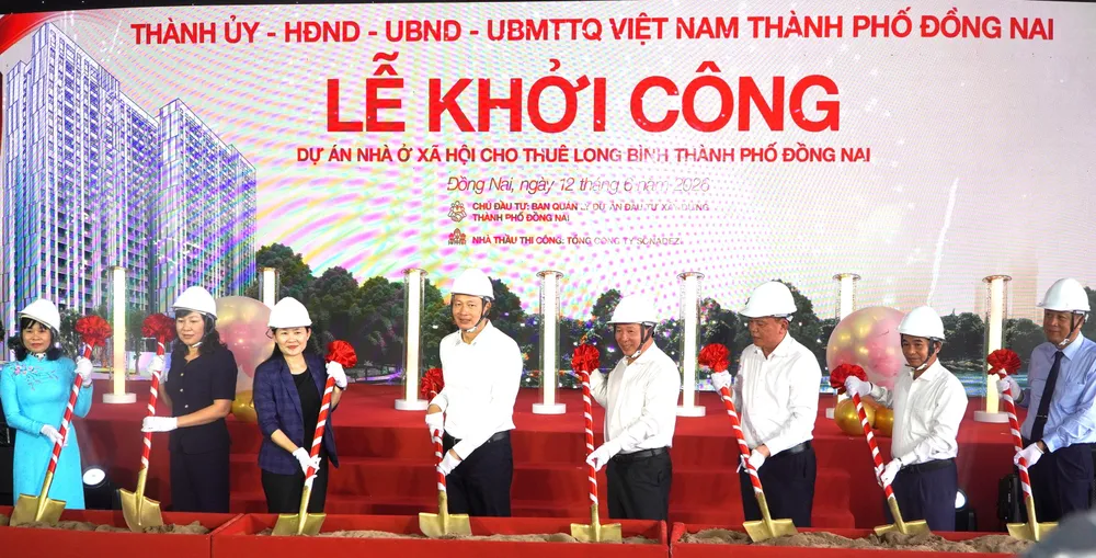 Lãnh đạo TP Đồng Nai thực hiện nghi lễ động thổ dự án nhà ở xã hội cho thuê Long Bình, TP Đồng Nai, ngày 12-6. Ảnh: PHÚ NGÂN