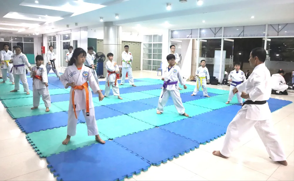 Một lớp karate ở CLB Hồ Xuân Hương, phường Xuân Hòa. Ảnh: THƯ NGUYỄN
