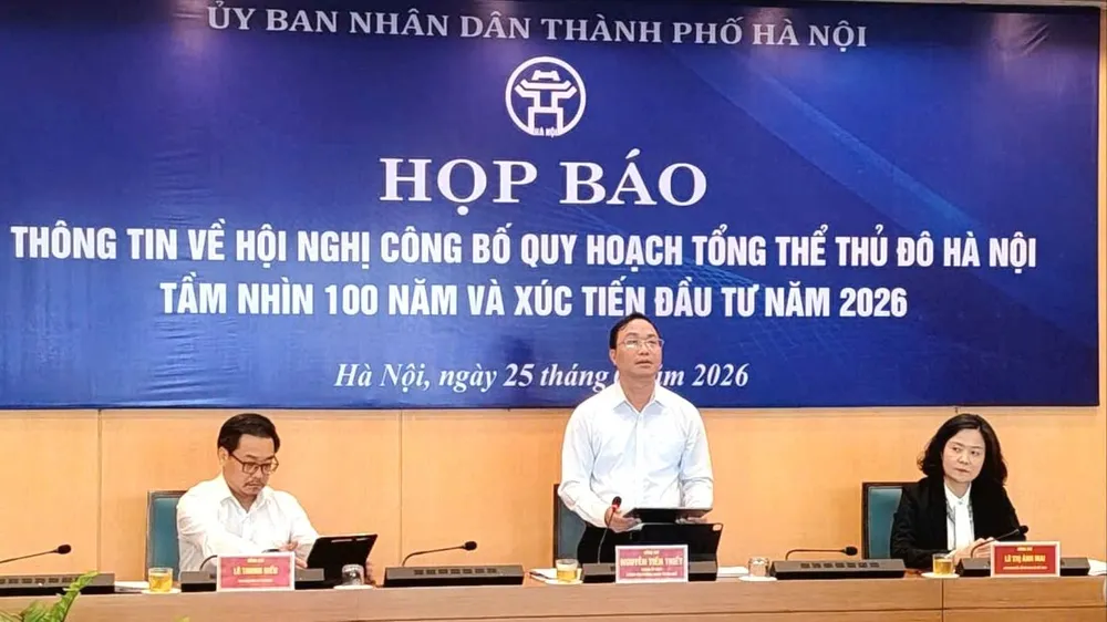 Ông Nguyễn Tiến Thiết, Chánh Văn phòng UBND TP Hà Nội trả lời báo chí. Ảnh: NGUYỄN QUỐC