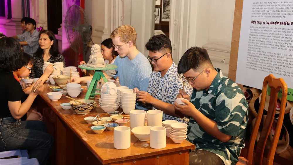 Du khách trải nghiệm kỹ thuật trang trí gốm sứ theo kiểu truyền thống vào mỗi tối cuối tuần tại Bảo tàng TPHCM. Ảnh: BẢO TÀNG CUNG CẤP
