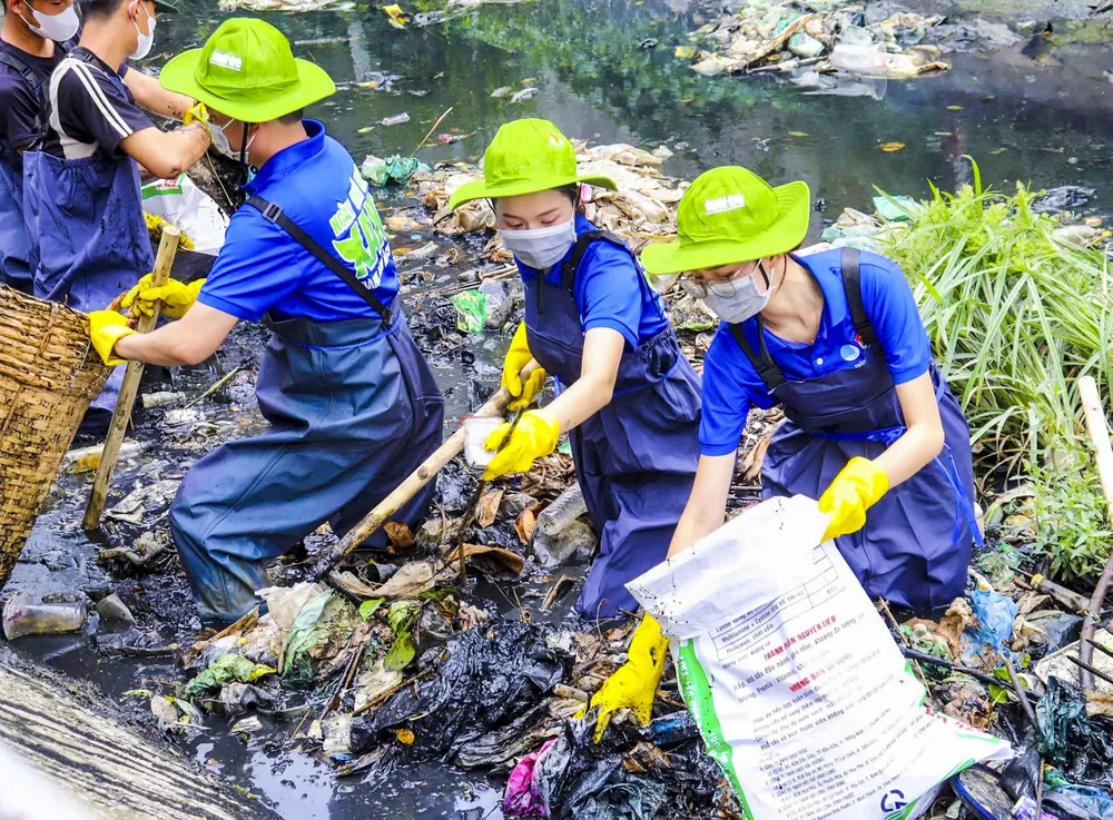 Đoàn viên, thanh niên chung tay làm sạch kênh rạch. Ảnh: CẨM TUYẾT