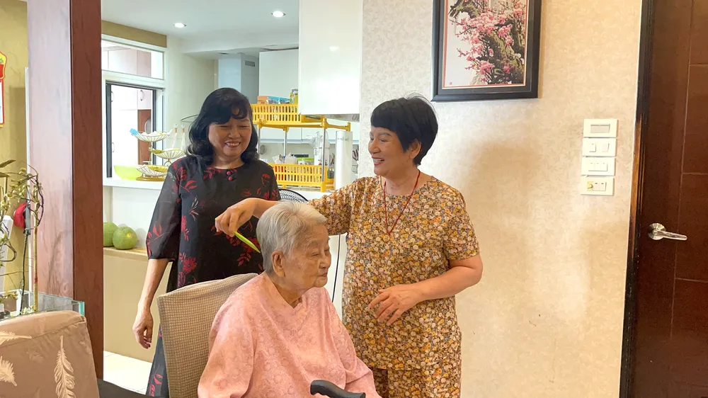 Thầy thuốc nhân dân Tạ Thị Chung trong khoảnh khắc thân thương, đầm ấm bên con dâu (kỹ sư Hải Yến, bên phải) và con gái (dược sĩ Thanh Thủy) 