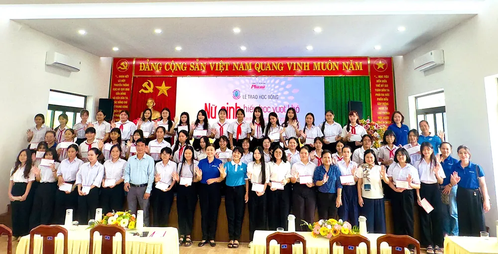 Lãnh đạo Hội Liên hiệp Phụ nữ đặc khu Côn Đảo và đại diện đơn vị tài trợ cùng các em nữ sinh nhận học bổng “Nữ sinh hiếu học vượt khó” tại buổi lễ