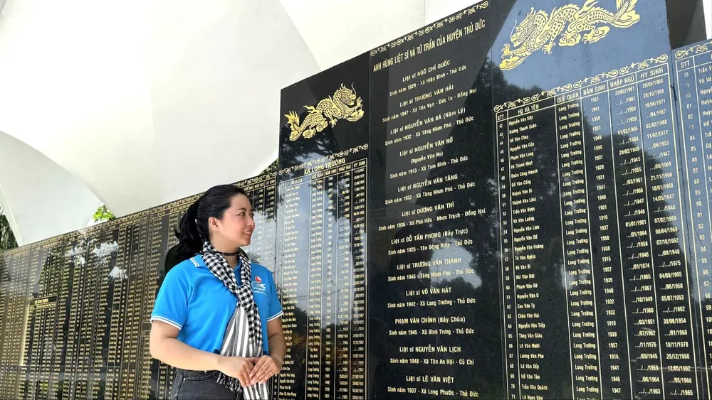 Chị Hoàng Thị Phương Trang tại di tích vùng Bưng 6 xã, phường Long Trường - một địa điểm được chị giới thiệu trong bài dự thi. Ảnh: NVCC