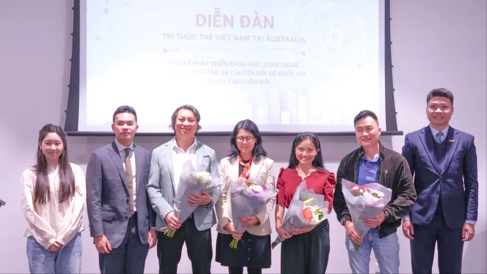 Các đại biểu, khách mời, ban giám khảo cùng các thí sinh tại Diễn đàn Trí thức trẻ Việt Nam tại Australia 2026. Ảnh: SVAU