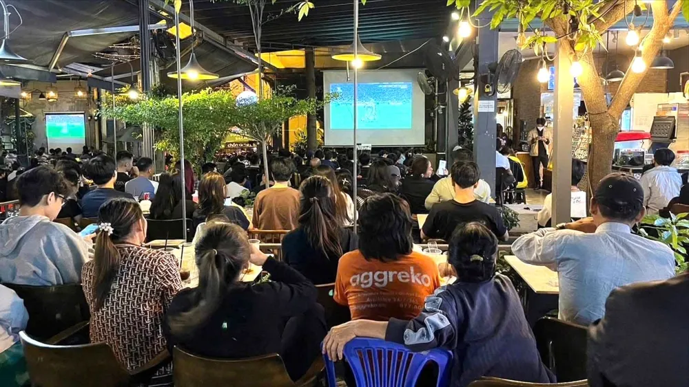 Nhiều người hâm mộ lựa chọn quán cà phê, quán ăn để cùng tụ họp xem World Cup. Ảnh: HỮU THÀNH