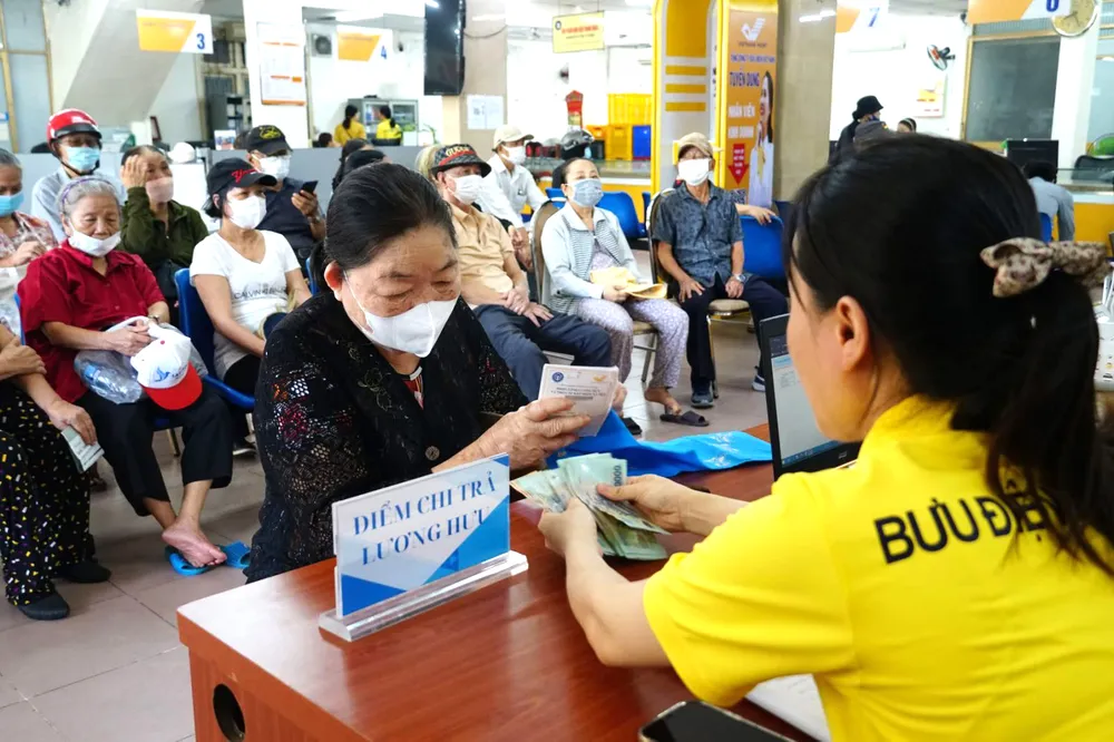 Việc điều chỉnh lương hưu, trợ cấp BHXH từ ngày 1-7-2026 vừa giúp cải thiện thu nhập cho người hưởng vừa chứng minh tính ưu việt của chính sách an sinh. Ảnh: HUỲNH NHƯ