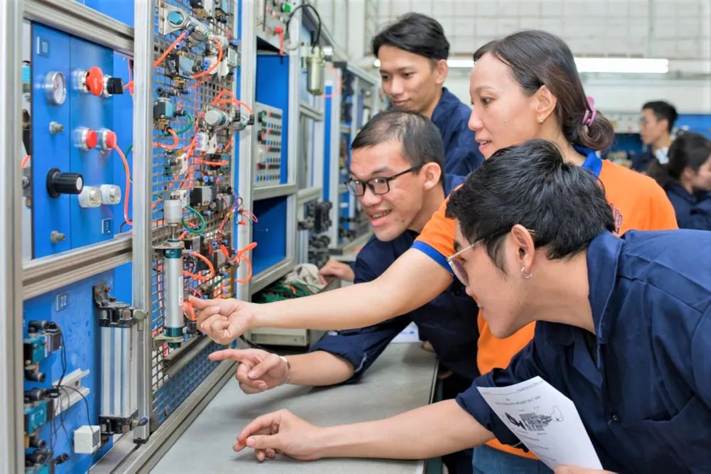 Giảng viên hướng dẫn sinh viên Khoa điện - điện tử Trường ĐH Bách khoa (ĐHQG TPHCM) trong giờ học thực hành.jpg