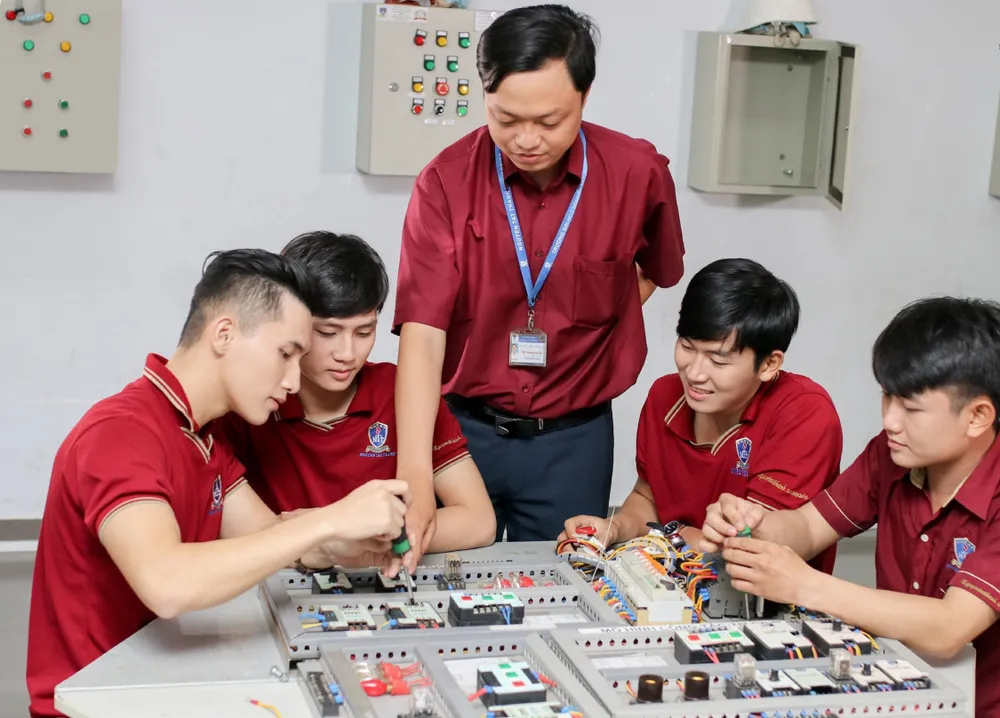 Ngành Điện - điện tử Trường ĐH Nguyễn Tất Thành học thực hành cùng giảng viên.jpg