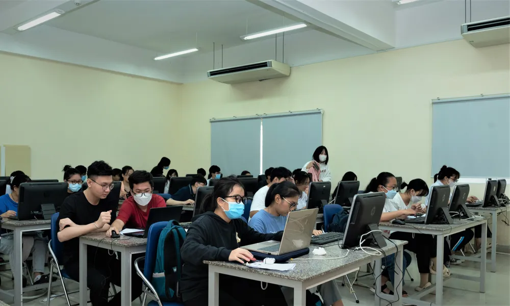 Sinh viên ngành CNTT Trường ĐH Bách khoa (ĐH Quốc gia TPHCM) trong giờ học lý thuyết .jpg