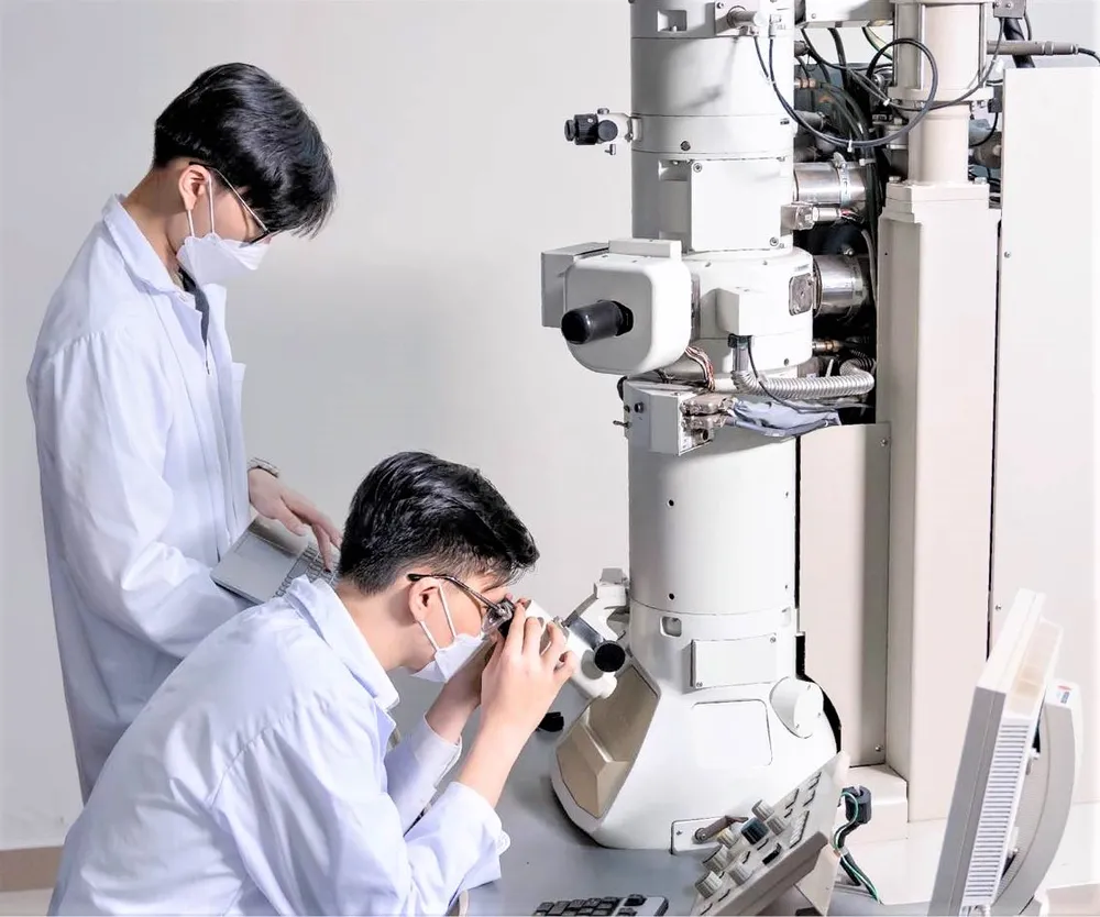 Sinh viên ngành Công nghệ vật liệu Trường ĐH Bách khoa (ĐHQG TPHCM) học thực hành tại phòng thí nghiệm.jpg