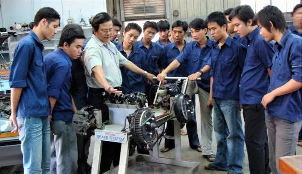 Sinh viên ngành Kỹ thuật Cơ khí Trường ĐH Công nghệ Kỹ thuật TPHCM học thực hành cùng giảng viên.jpg