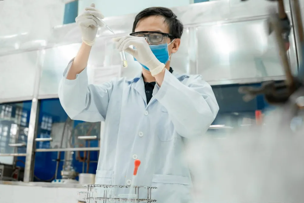 Sinh viên Trường ĐH Bách khoa (ĐH Quốc gia TPHCM) trong giờ học thực hành tại phòng thí nghiệm hóa học .jpg