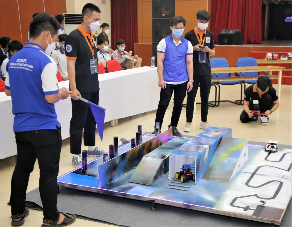 Sinh viên Trường ĐH Công nghệ Kỹ thuật TPHCM tham gia thi Robocon.jpg