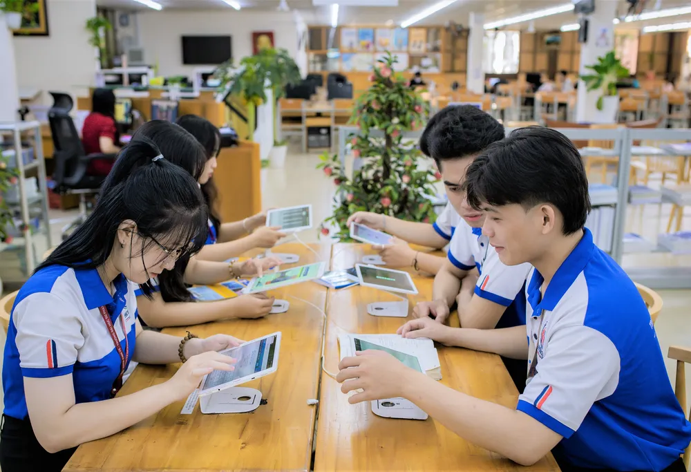 Sinh viên Trường ĐH Công nghệ Kỹ thuật TPHCM trong giờ học tại thư viện.jpg