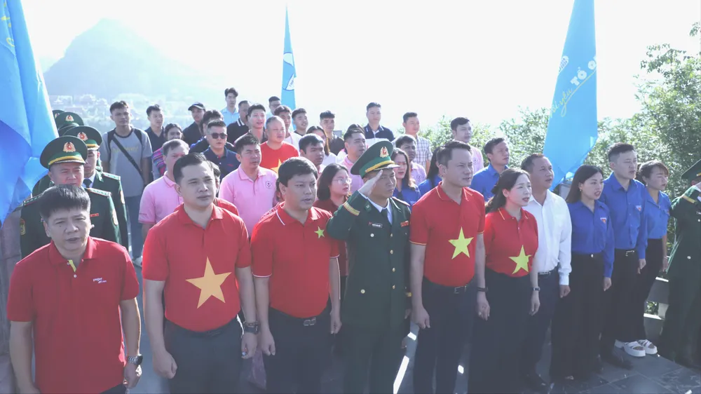 Lễ chào cờ trang nghiêm dưới Cột cờ quốc gia Lũng Cú. Ảnh: HỒ HẢI.