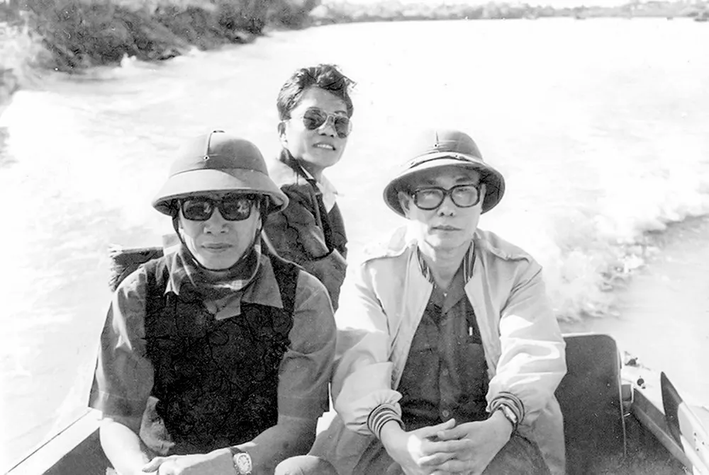 Sau ngày 30-4-1975, đồng chí Võ Văn Kiệt và đồng chí Trần Bạch Đằng (bên phải) về thăm lại căn cứ cũ, chiến trường xưa tại huyện Mỏ Cày Bắc, tỉnh Bến Tre (nay là tỉnh Vĩnh Long). Ảnh: TƯ LIỆU