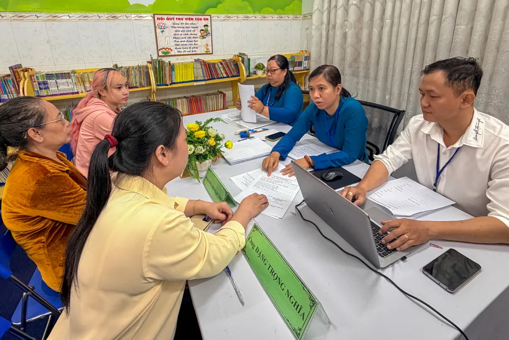 Thầy cô Trường Tiểu học Âu Dương Lân (phường Chánh Hưng, TPHCM) tiếp nhận hồ sơ đề nghị thay đổi nguyện vọng tuyển sinh đầu cấp của phụ huynh, ngày 14-7. Ảnh: HOÀNG HÙNG