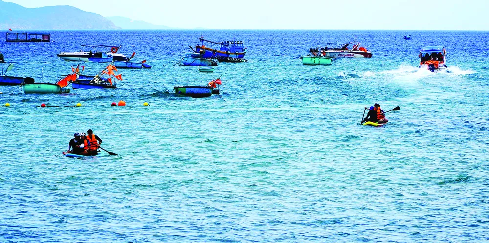 Dù biển báo động, song hoạt động vận tải đưa đón khách du lịch vẫn diễn ra rầm rộ ở bán đảo Nhơn Lý, phường Quy Nhơn Đông, tỉnh Gia Lai. Ảnh: NGỌC OAI