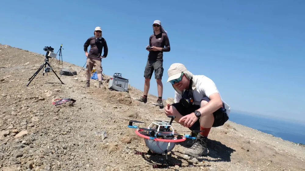 Drone giúp cảnh báo sớm núi lửa phun trào. Ảnh: Andreas Schmitz/TUM