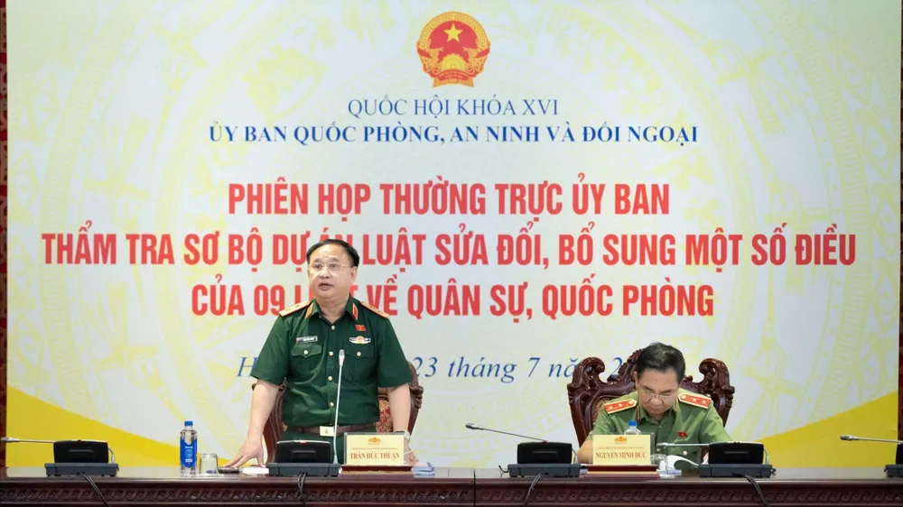 Phó Chủ nhiệm Ủy ban Quốc phòng, An ninh và Đối ngoại của Quốc hội, Trung tướng Trần Đức Thuận kết luận nội dung thẩm tra. Ảnh: CẨM HÀ 