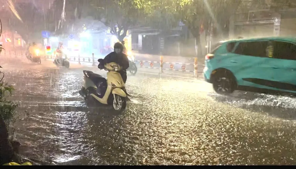 Tối 24-7, mưa lớn ở Đồng Nai khiến nhiều tuyến đường bị ngập nặng. Ảnh: PHÚ NGÂN