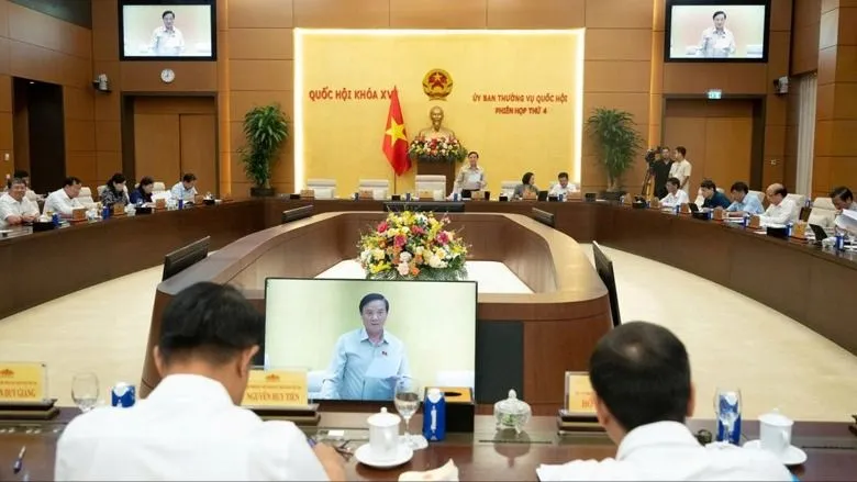 Phó Chủ tịch Quốc hội Nguyễn Khắc Định điều hành một phiên thảo luận trong khuôn khổ phiên họp thứ 4 của UBTVQH. Ảnh: CẨM HÀ 