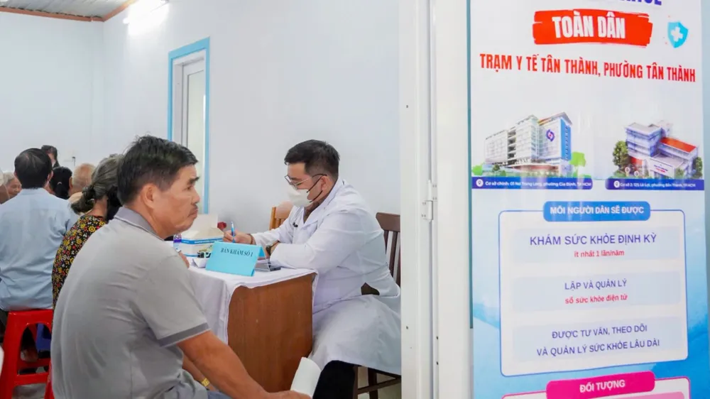 Bác sĩ Bệnh viện Nhân dân Gia Định thăm khám sức khỏe cho người dân phường Tân Thành