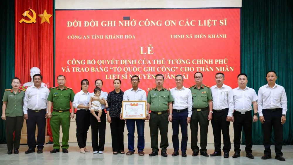 Trao Bằng “Tổ quốc ghi công” đến thân nhân liệt sĩ Nguyễn Xuân Hải