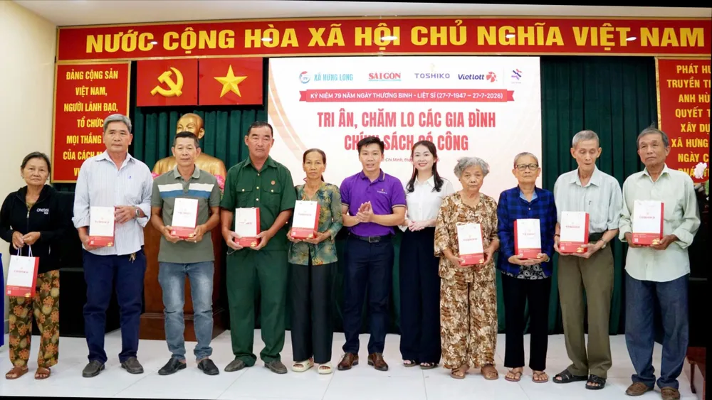 trao quà tại xã Hưng Long (17).jpg