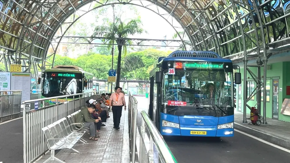 Người dân sử dụng xe buýt miễn phí. Ảnh: QUỐC HÙNG