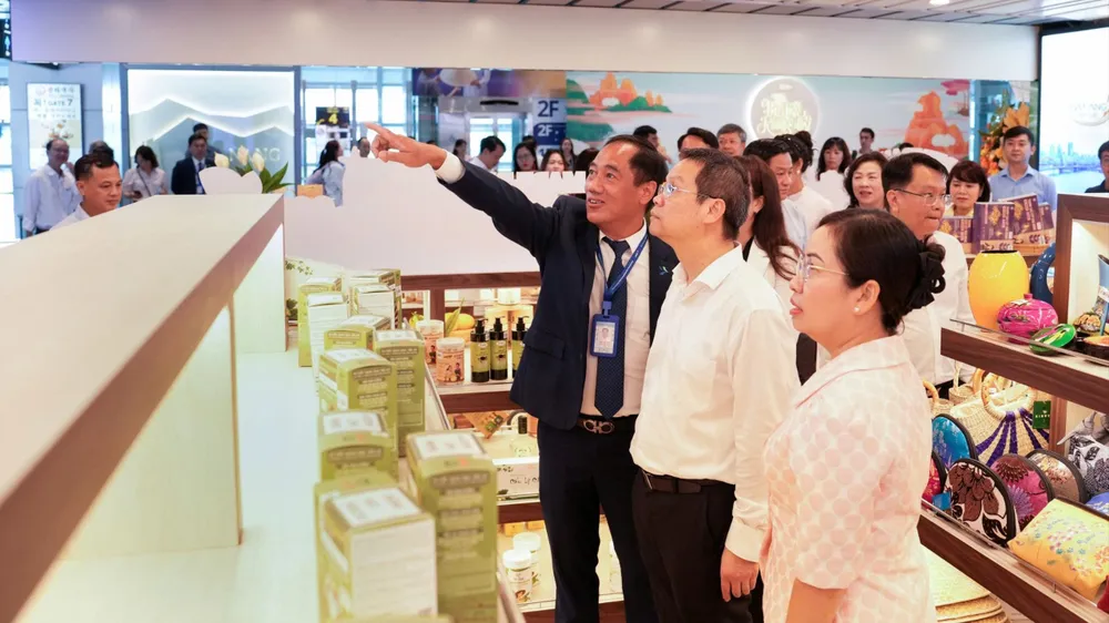 Điểm trưng bày sản phẩm "Tinh hoa Đà Nẵng" tại nhà ga T2, Cảng Hàng không Quốc tế Đà Nẵng.