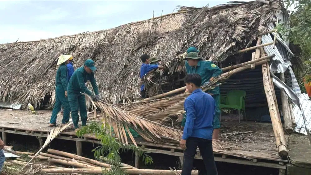 Lực lượng chức năng giúp dân hỗ trợ khắc phục hậu quả mưa dông kèm lốc xoáy
