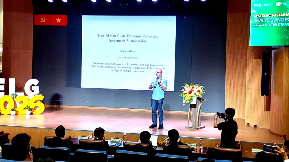Giáo sư Serguei Maliar trình bày về ứng dụng AI trong phân tích các mô hình kinh tế động. Ảnh: MAI HOA