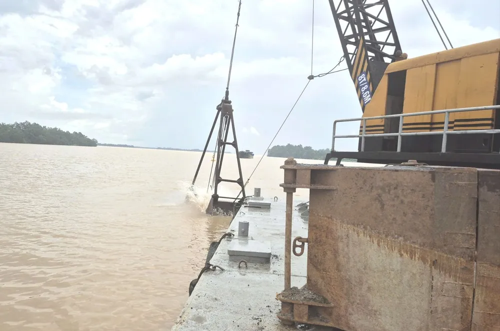 Khai thác cát trên sông Hậu (TP Cần Thơ) phục vụ dự án đường cao tốc Châu Đốc - Cần Thơ - Sóc Trăng. Ảnh: TUẤN QUANG