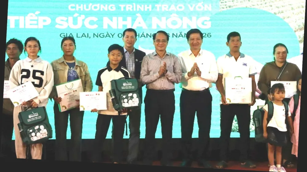 Trao chứng nhận tham gia chương trình Tiếp sức nhà nông cho các hộ nông dân và tặng quà cho các em học sinh. Ảnh: HỮU PHÚC