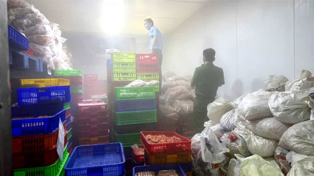 Lực lượng chức năng kiểm tra chân gà đông lạnh tại một kho hàng của doanh nghiệp trên địa bàn TP Đồng Nai. Ảnh: QLTT Đồng Nai
