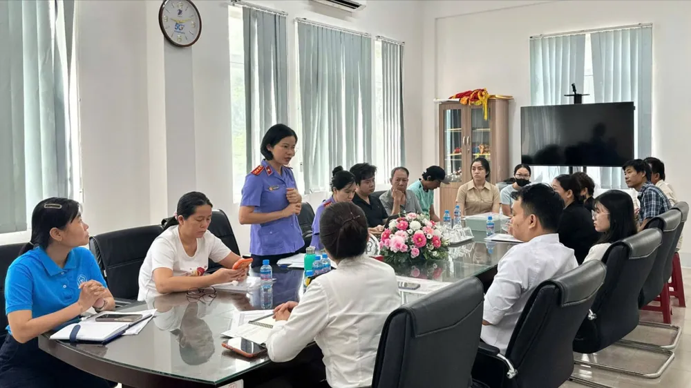 VKSND Khu vực 17 - TPHCM phối hợp BHXH cơ sở Dĩ An làm việc với doanh nghiệp chậm đóng số tiền lớn, kéo dài. Ảnh: ĐÔNG SƠN