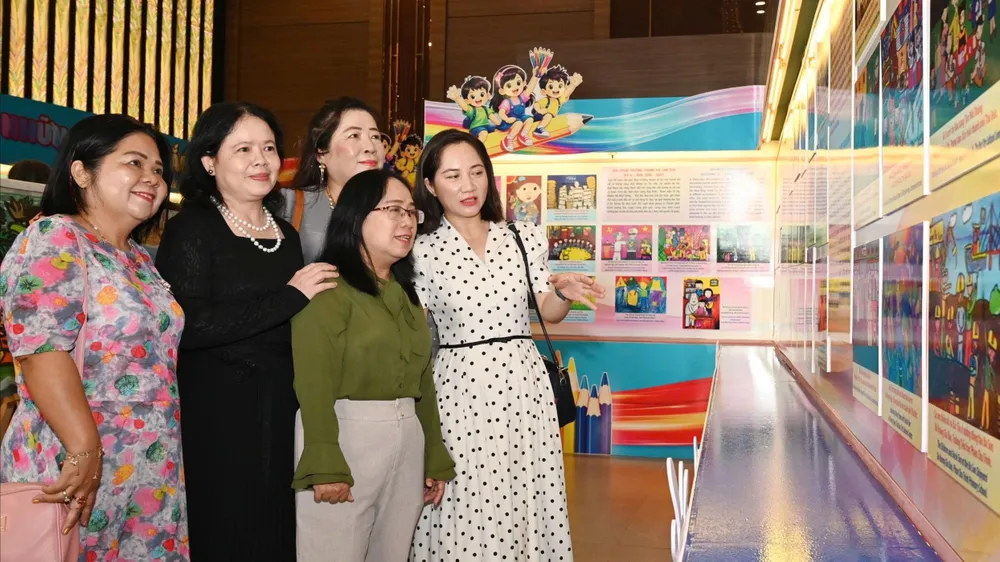 Các đại biểu tham dự họp mặt kỷ niệm 138 năm Ngày sinh Chủ tịch Tôn Đức Thắng và khai mạc trưng bày “Hành trình 20 mùa hoa”. Ảnh: QUỐC THANH