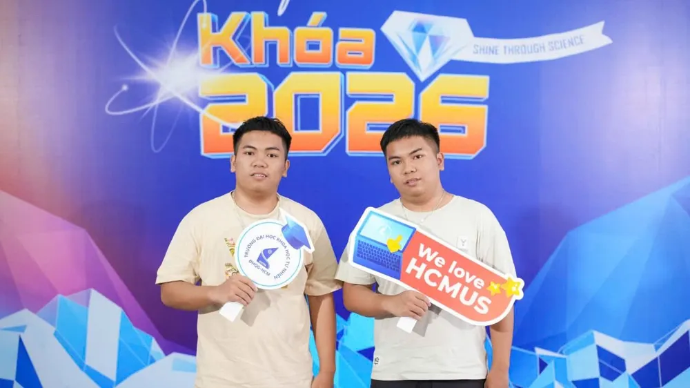 Trí Hậu (bìa trái) và Trí Hiền đến Trường ĐH Khoa học Tự nhiên, ĐHQG TPHCM, làm thủ tục nhập học chiều 21/8.