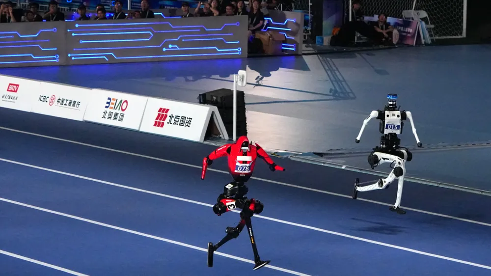 Robot hình người trong cuộc thi chạy 100m. Ảnh: THX