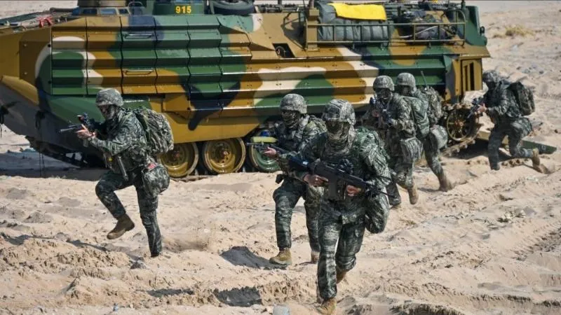 Lính thủy đánh bộ Mỹ và Hàn Quốc đổ bộ lên bãi biển Hwanjin ở Pohang trong một cuộc tập trận. Ảnh : UPI
