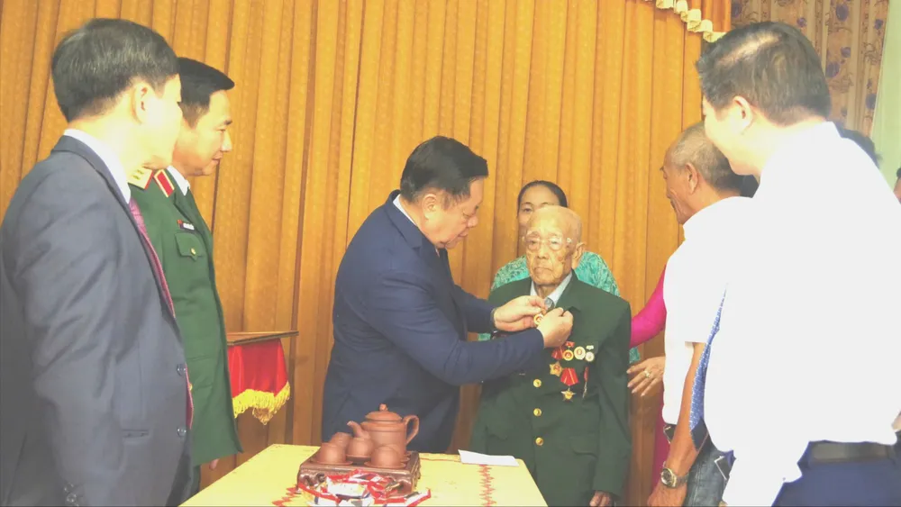 Đại tướng Nguyễn Trọng Nghĩa đến tận nhà trao Huy hiệu Đảng tặng các đảng viên lão thành