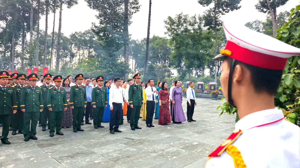 lanh-dao-hdnd-tphcm-vieng-nghia-trang (11).jpg