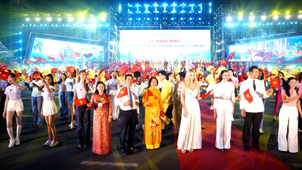 Các thí sinh Hoa hậu thế giới 2026 cùng Ban tổ chức cuộc thi tham dự Đại hội Thể dục Thể thao tỉnh Khánh Hòa lần thứ I năm 2026