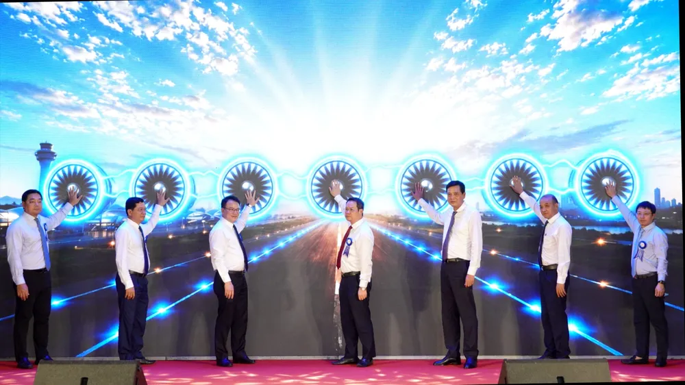Đại biểu thực hiện nghi thức khởi động dự án cải tạo, mở rộng Nhà ga hành khách T1. Ảnh: XUÂN QUỲNH